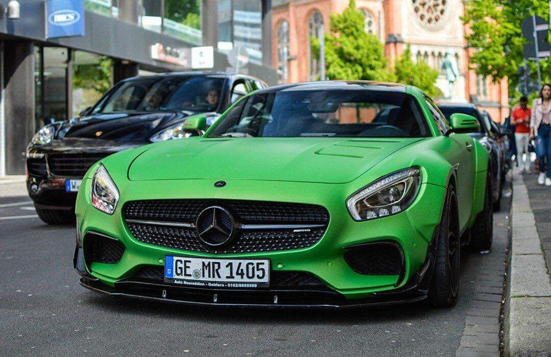 哑光绿梅赛德斯amg gt s