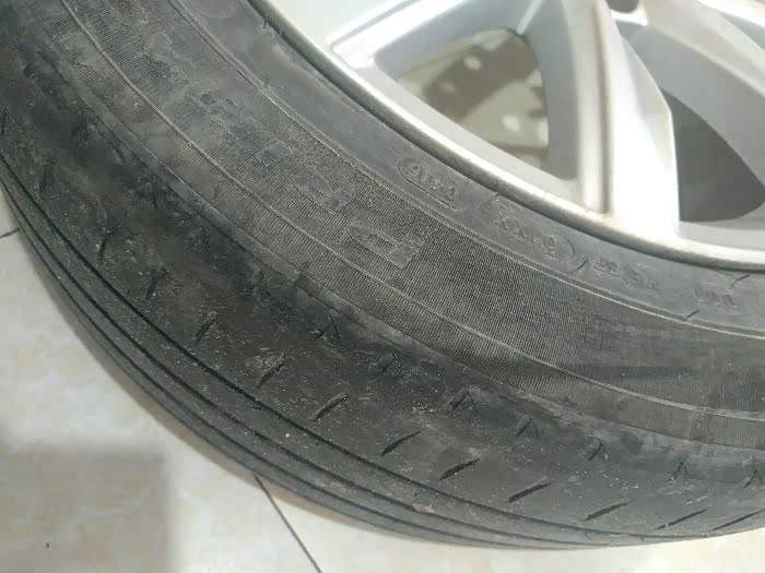 小车怎么换外轮胎 ChsEe1yokXeAddVRAAIprDEp2L0162.jpg