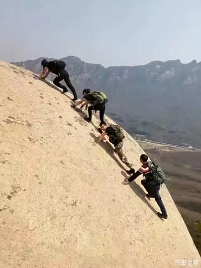 爬山途中,自娱自乐,美美的拍照,搞笑的pose,都为旅途增添了快乐,仿佛