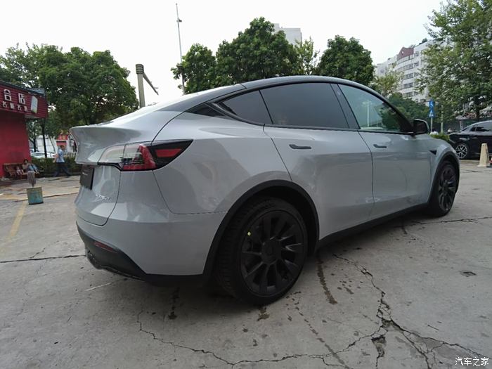 大胖子特斯拉model y 换色新鲜出炉