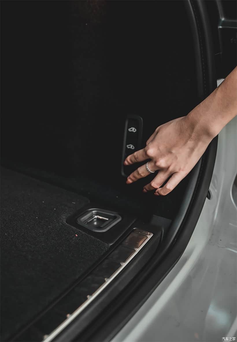 电子按键来操作,这样的话,也要比踮起脚尖亲手拉下尾门来得更加轻松。