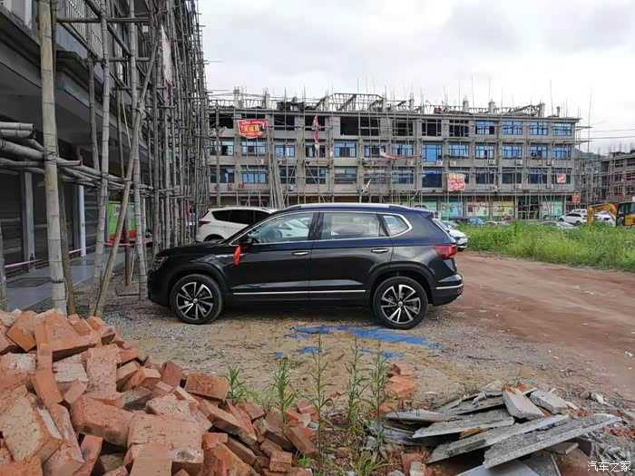 途岳2.0t豪华版和旗舰版区别 500_ChcCP14dXNqAd8DjAAVak_VRulI713.jpg