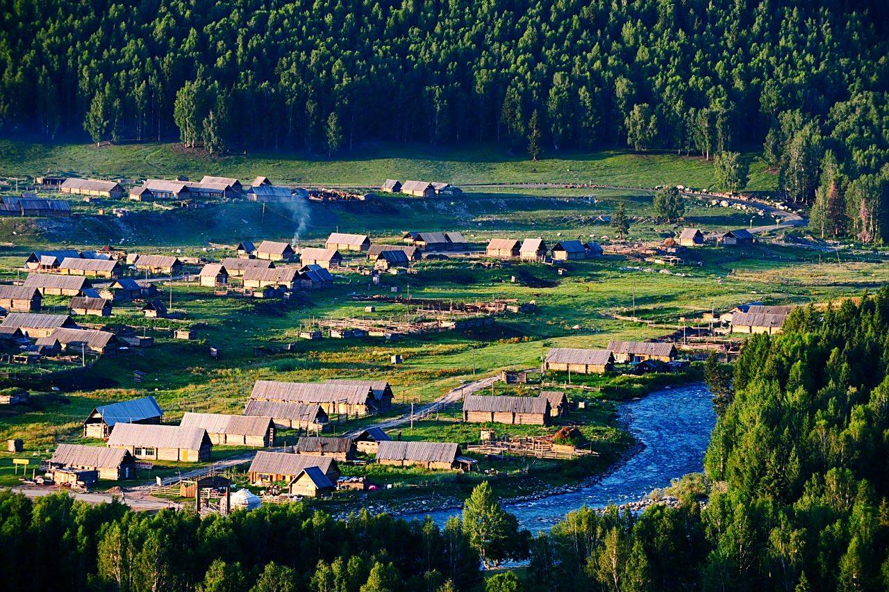 禾木村是新疆维吾尔自治区布尔津县下辖的一座村庄.