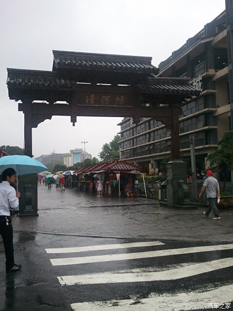 清河坊牌坊,一眼望去古香古色的特色风情,江南水乡古镇,春夏雨水充沛