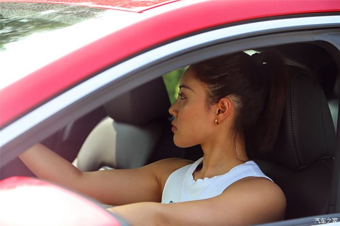 集团女老总洗车_洗车卡通图片