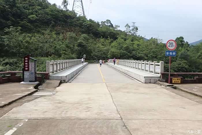 过了堤坝路后，进入清溪平安文化体验园的入口，可以叫做清溪湖环湖路的