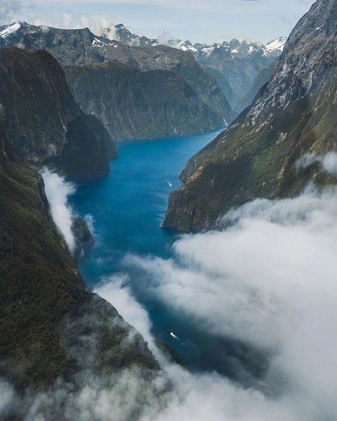 新西兰奎尔湖,米尔福德峡湾中的高山湖泊,太惊艳了吧