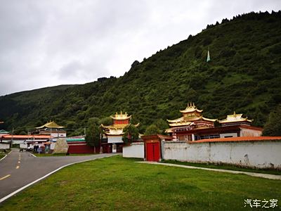 驶过刷经寺镇后,路过加当村,路边牌子指示,左转上山有一座寺院,果断拐