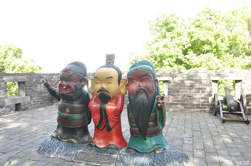 头一天在网上预订，没有排队。还是挺大气的几个方位都来一张，打卡照。三兄弟笑的真开心，张飞的嘴比老关的