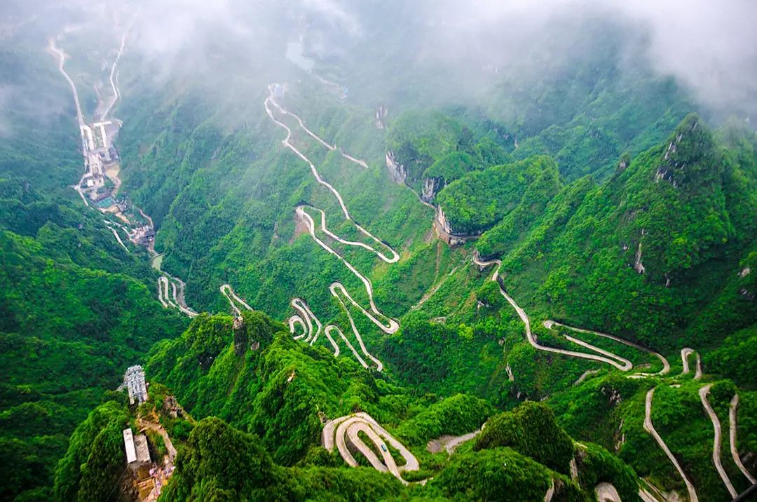 中国"最危险"的公路——天门山盘山公路,全长设99道湾.