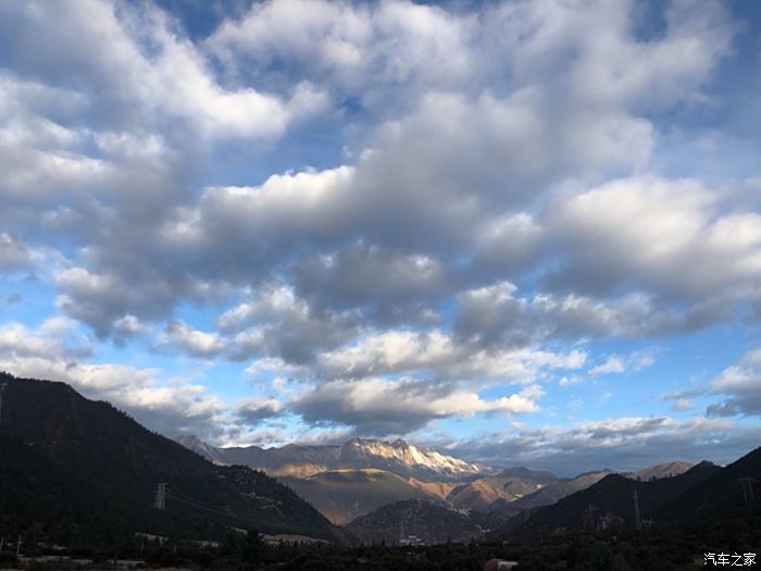 从芒康进入318,看到的第一处风景,拉乌山(手机随拍,没有修图的必要)