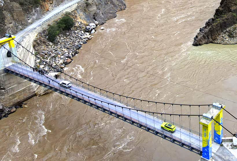 时有石头峡谷风光前面就是怒江大桥了两江汇流的介绍放飞无人机两江汇流