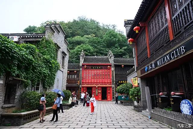 西津渡更准确的应该是西津渡古街,它位于镇江城西的云台山麓