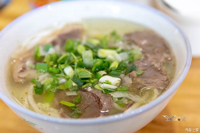 清汤羊肉面,味道不错.如此表述的,显然我们不美食家,只求温饱.