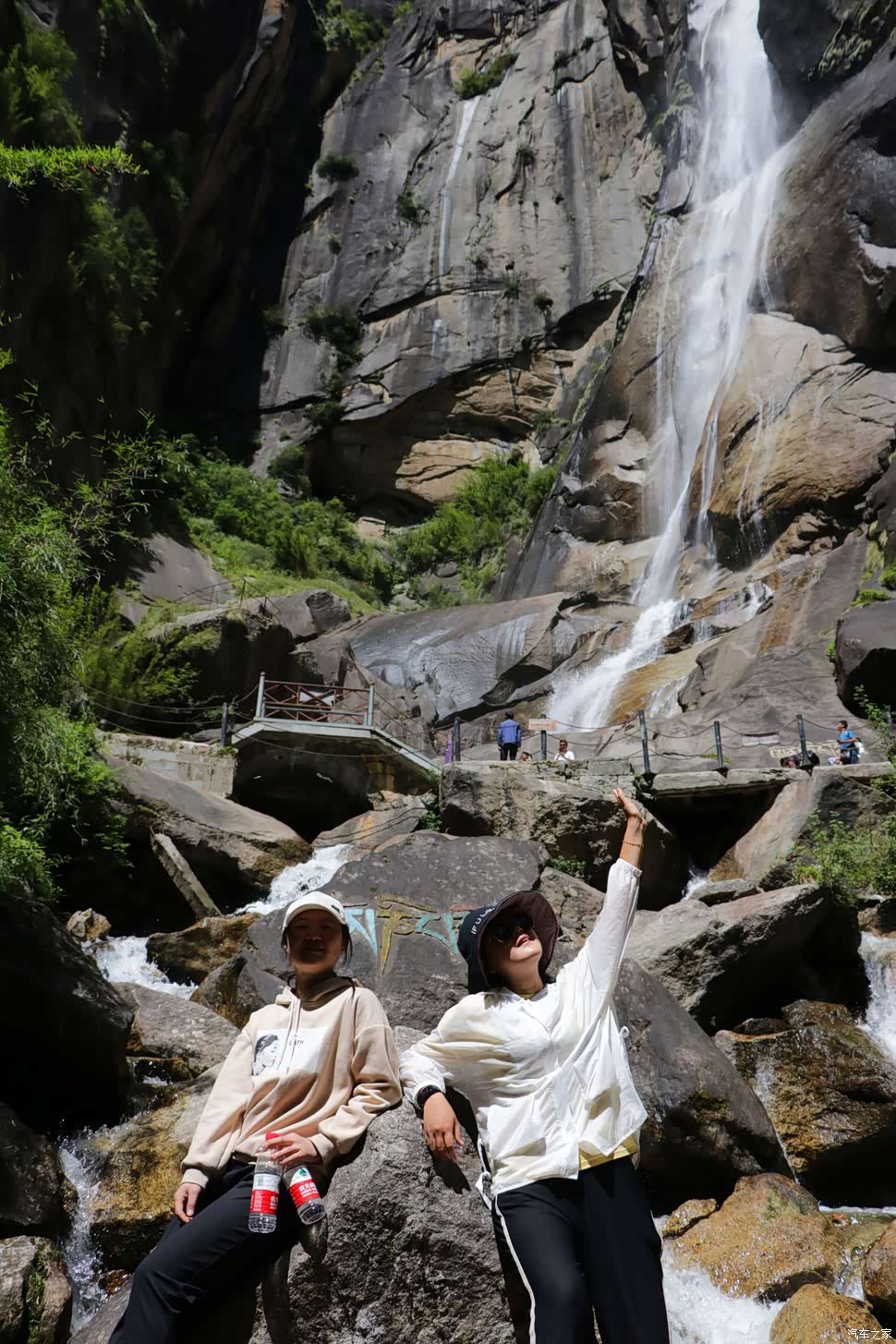 自驾林芝偶遇家乡妹子 一起游卡定天佛瀑布森林景区