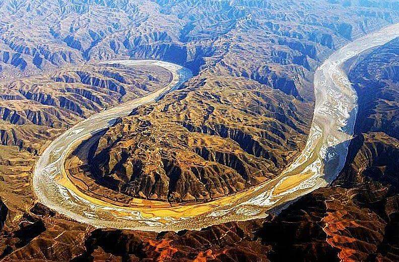 黄河流经黄土高原,冲出了一道南北走向的深谷,就是晋陕大峡谷
