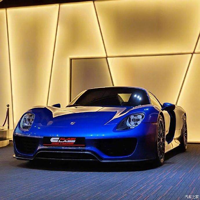 蓝色保时捷918 spyder