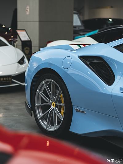 蓝色的法拉利 ferrari 488 pista ,动感轮毂