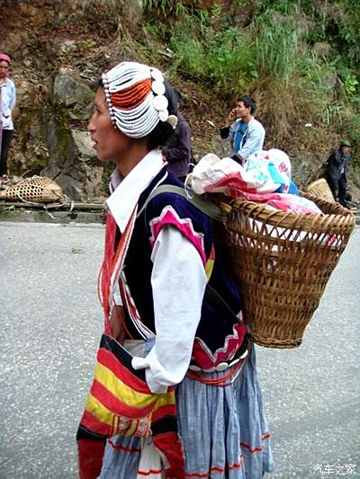 上3张十年前怒江的老照片. 来普拉底乡赶街的傈僳族妇女
