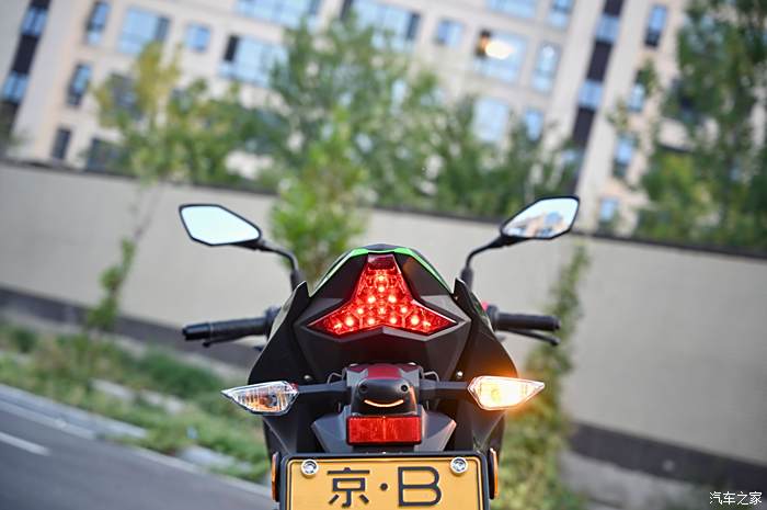 z400尾灯样式与ninja 400完全相同,夜晚的辨识度,一看就知道k家车.