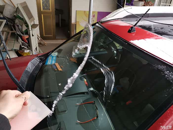 怎么去除车内前挡油膜 500_ChsEflzFP7SAWYLpABFGe7Blsr0092.jpg