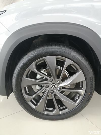 长安首款采用20寸的马牌轮胎,245的扁平比,京东官方售价一条轮胎1800