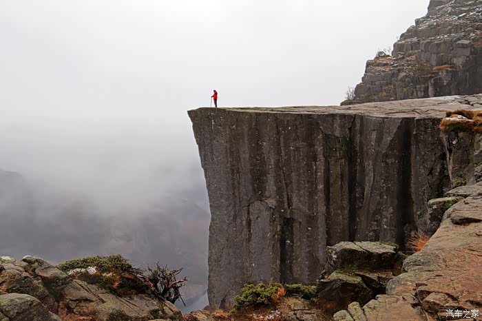 站在石头的边缘，脚下就是万丈深渊，景区连栏杆都不做一个，恐高的话确