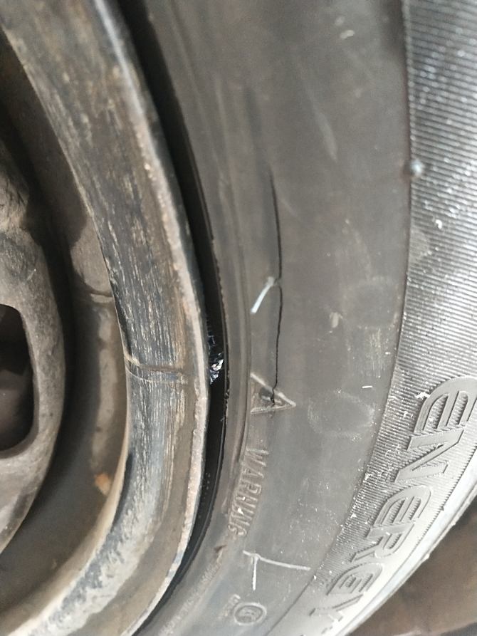 今天洗车发现轮胎开裂了,这需要更换轮胎吗?