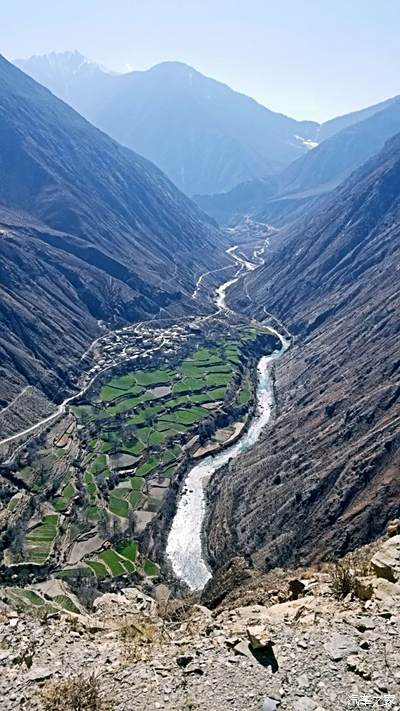 河谷形在 盘山 路停转