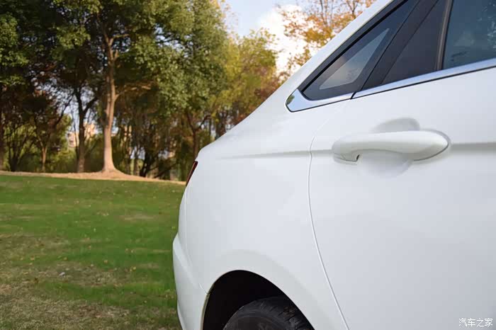 好一点的手动挡轿车 500_ChsEkVykso6AXIoVABxwM_5jGRg153.jpg