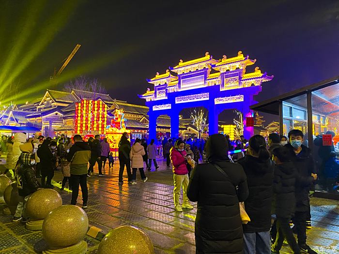 这个地方是临沂沂州古城的东门,晚上的灯光很漂亮,正月十五这天来凑