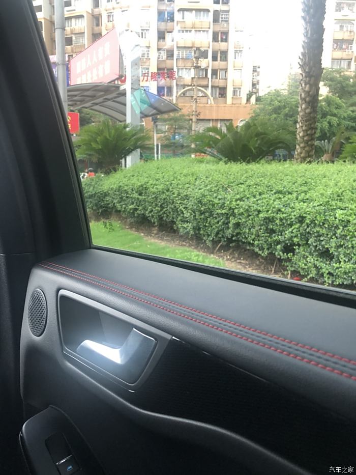 坐车的人习惯看窗外