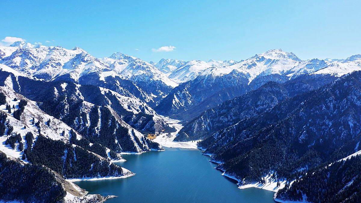 新疆天山天池,秋雪美景不容错过.