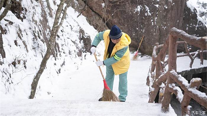 沿路直有穿亮眼黄色外套环卫工人在扫雪,给游客们个非常视觉感受.