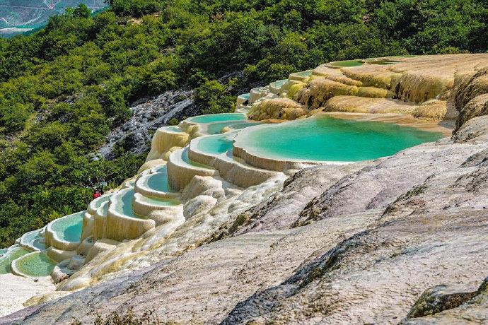 云南香格里拉东巴圣地白水台.