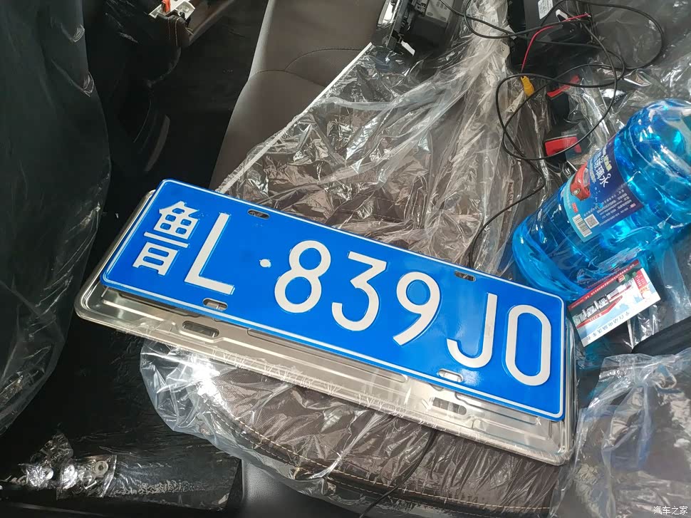 屏看上去和55的挺像的，我觉得外形上比原装的差点，不过也还好并不违和上午新选的号牌还没来得及装一点点