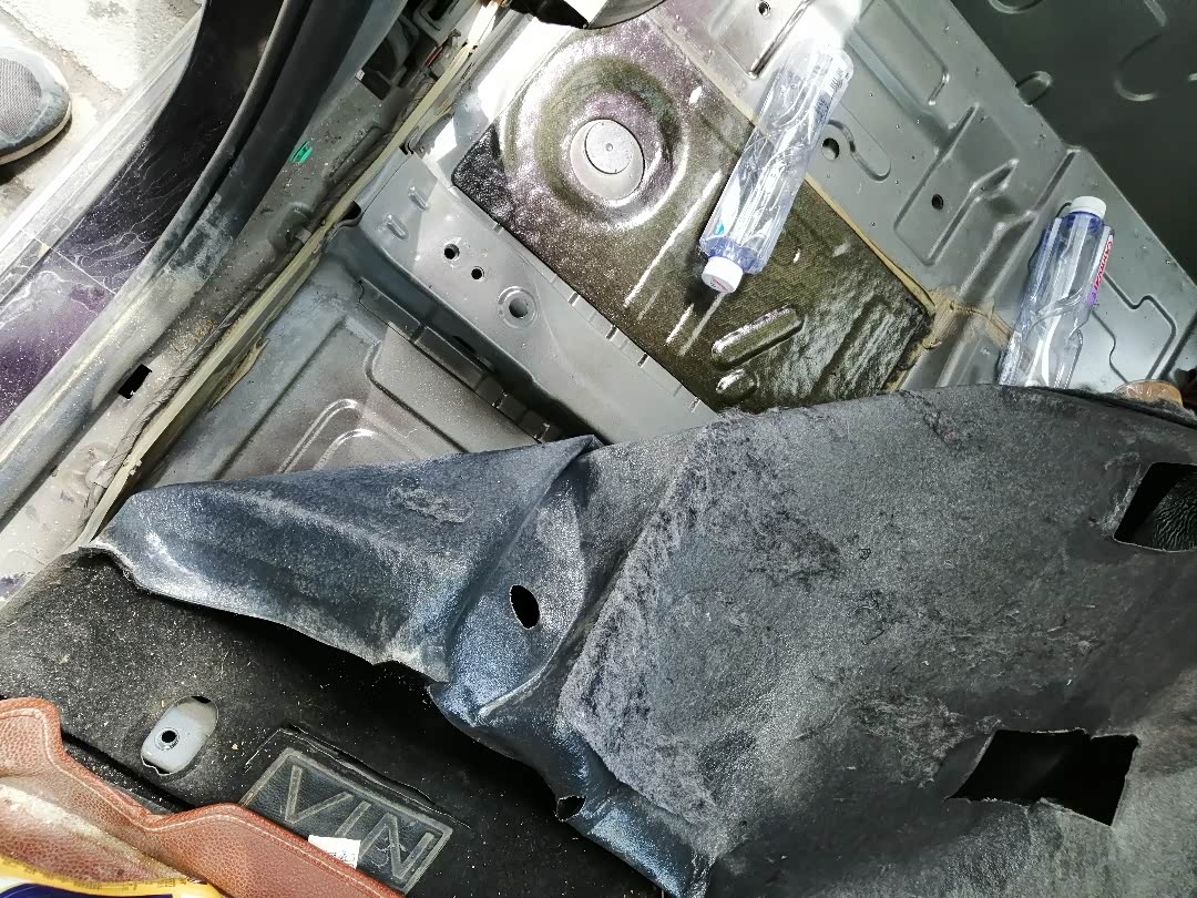 如何快速放掉车内的玻璃水 ChcCSVyyyCOAX_YNAAcfWJQHyEc379.jpg