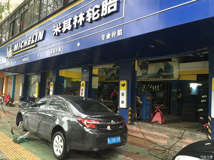 ，以后可得多上心好好保养它。然后我直接开车找到了一家米其林轮胎店。师傅先把轮胎从车上拆卸下来，放掉剩