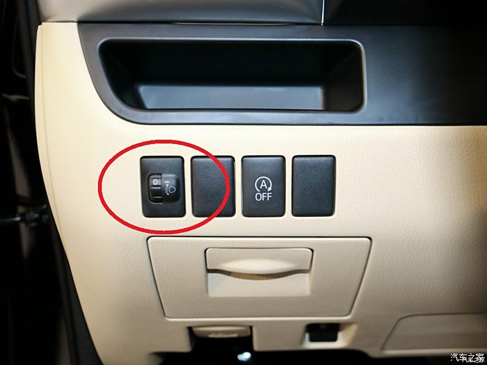 款汉兰达两驱5座精英版(最低配)中控台最左侧就是大灯高度可调按键
