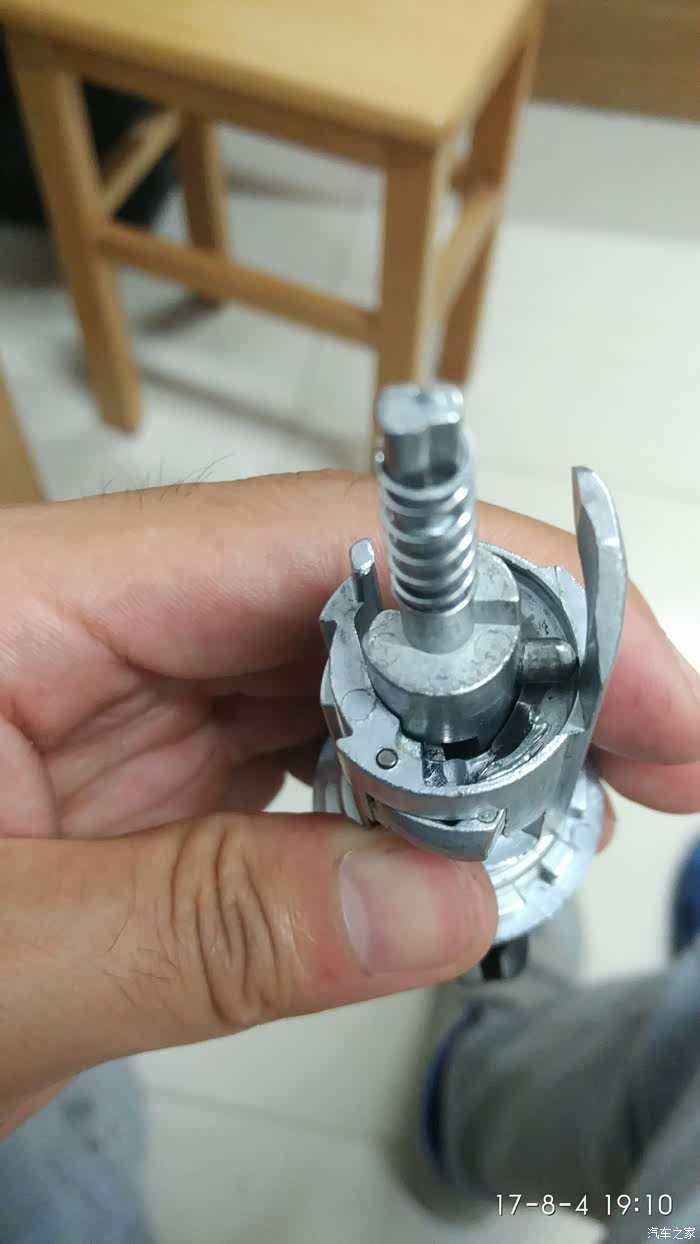 点火钥匙拧不动了!怎么办?一个字拆!
