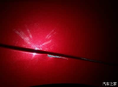 新福克斯后轮上侧擦了一小块,大家帮忙看看,需
