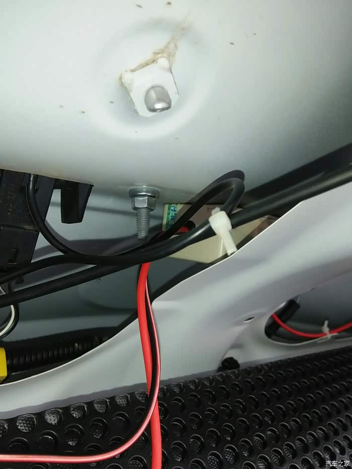 乞丐变王子之威驰改装原车后备箱开启。