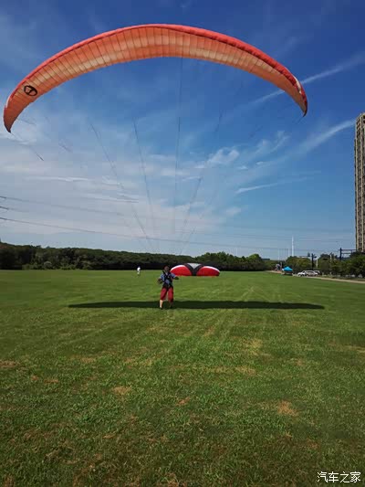 小三陪我和外国朋友交流动力伞飞行技巧_幻速