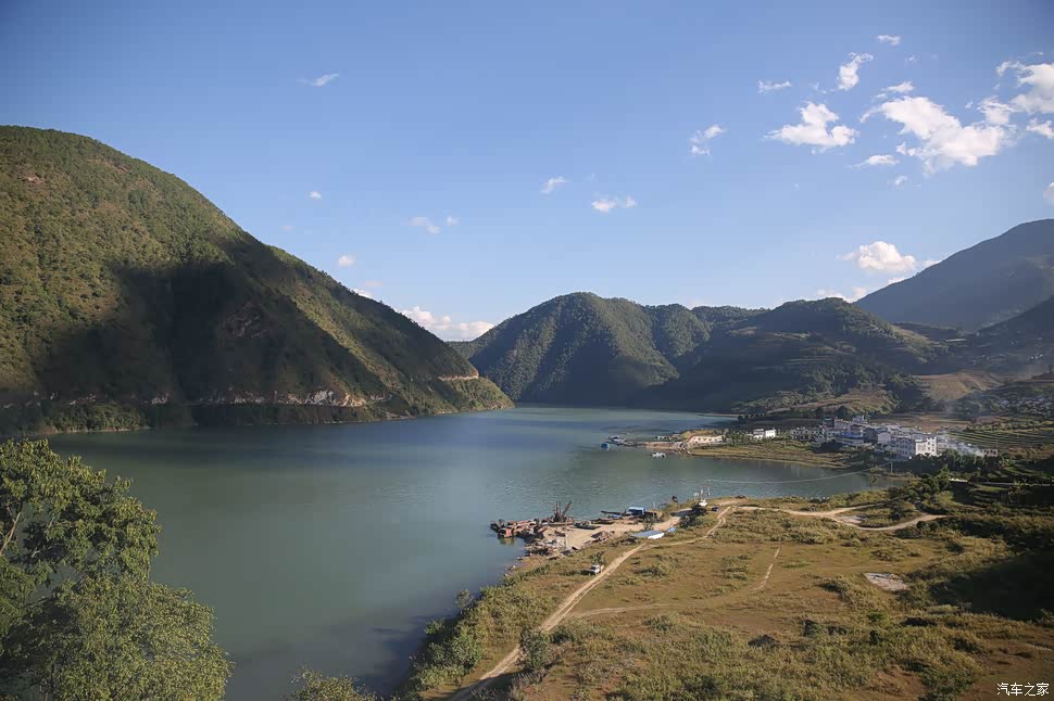 澜沧江~休息时摆个pose~达到酒店后给“大白”拍的~11月20日 云县——大洼子