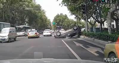 思域追尾科鲁兹瞬间被干翻,上海通用质量真不