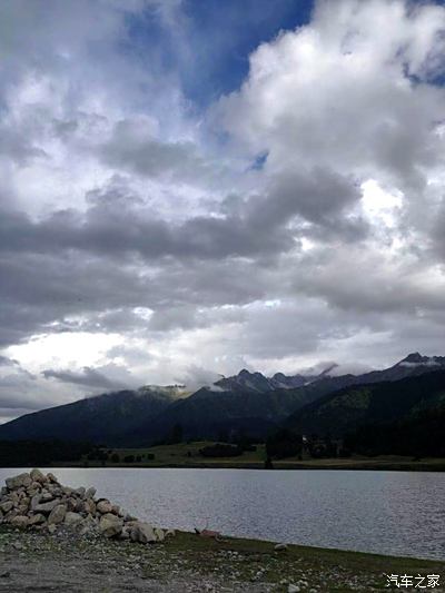 贡措湖景区.