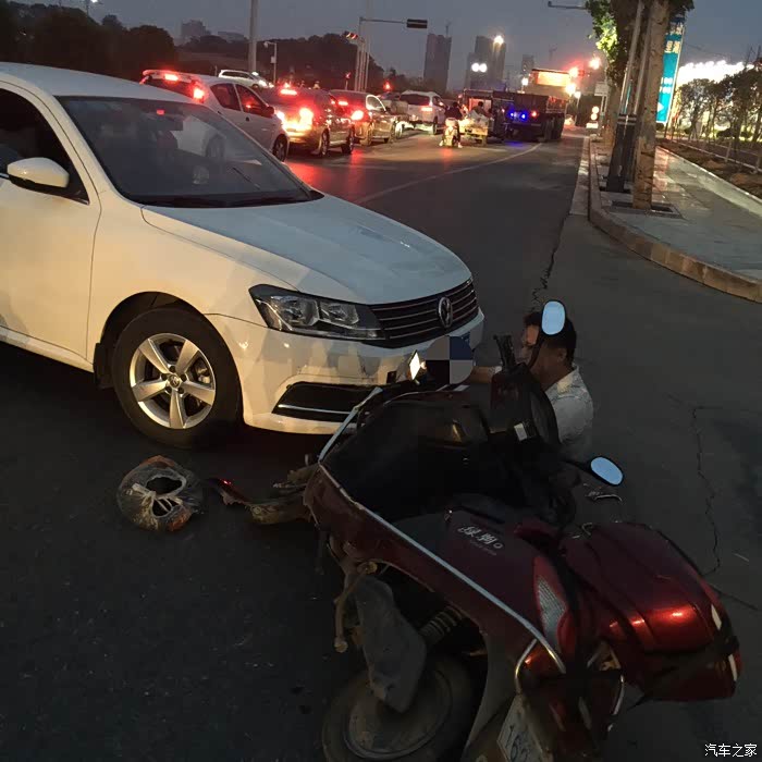 左转 刹住 两轮车直冲撞上 责任划分机动车就该