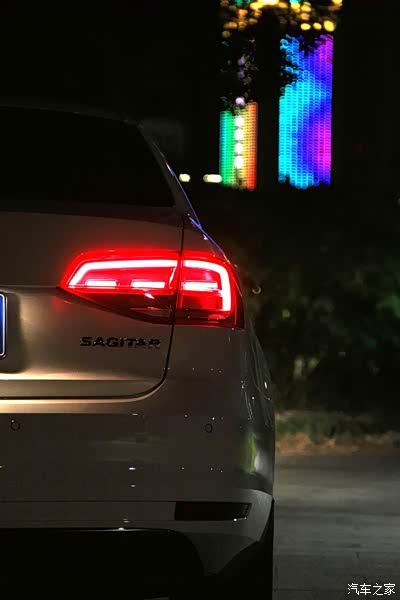 全新一代轩逸实拍撞脸标致+贯穿尾灯尺寸升级+双联屏？