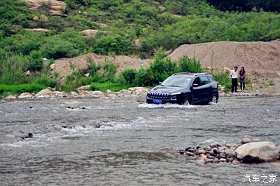 一大群Jeep自由光来袭--密云白河峡谷趟水体