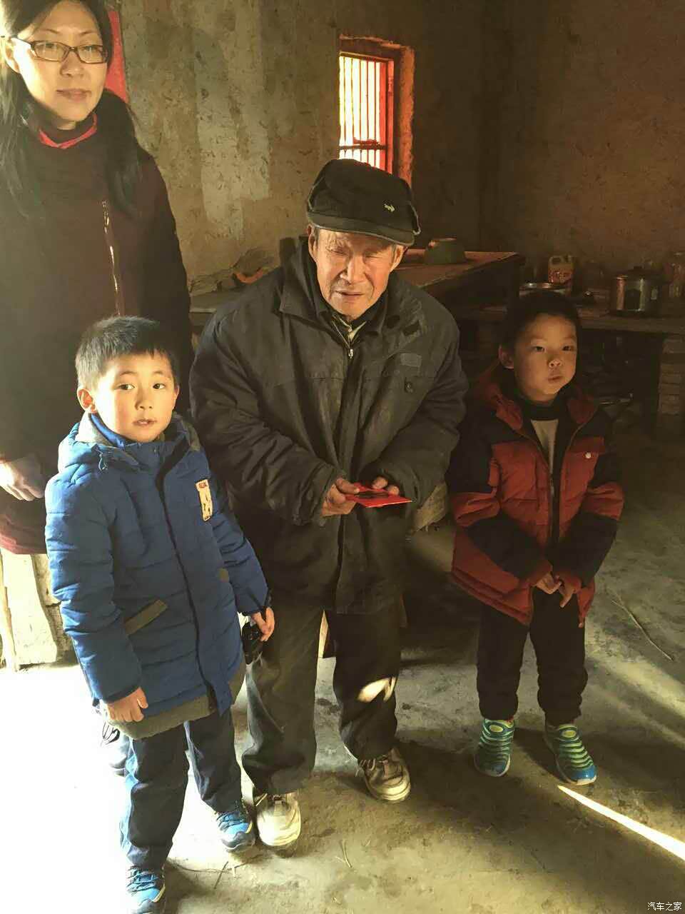 孩子们拉着老爷爷拍照老人家还第一次和美女拍照好不自然兄弟怎么了，看